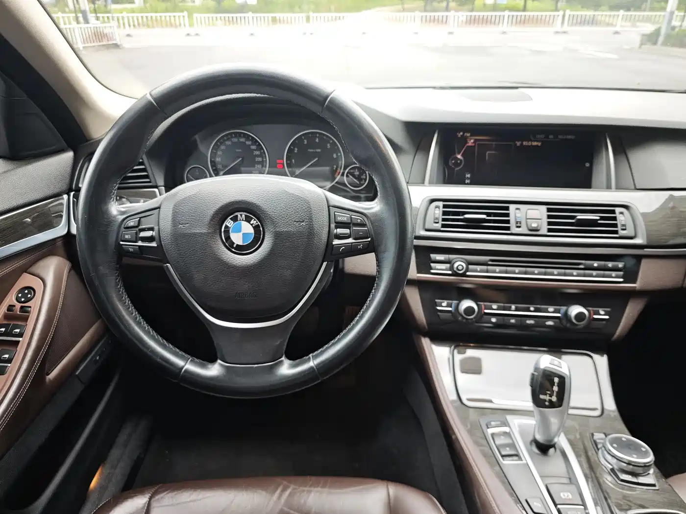 BMW 5 Series 2014 525Li Luxury Design Package фото 5