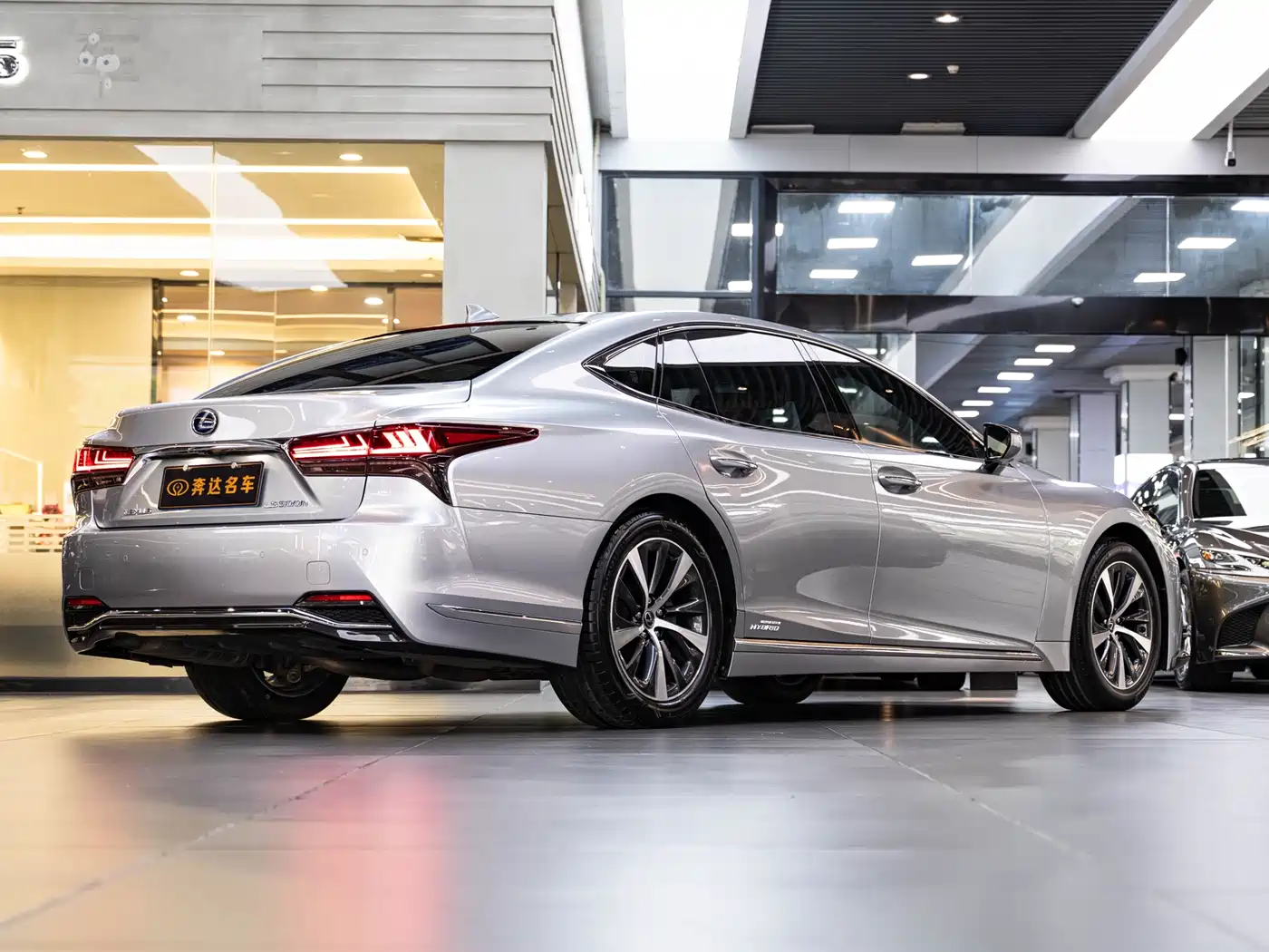 Lexus LS 2021 500h Premium Edition фото 3