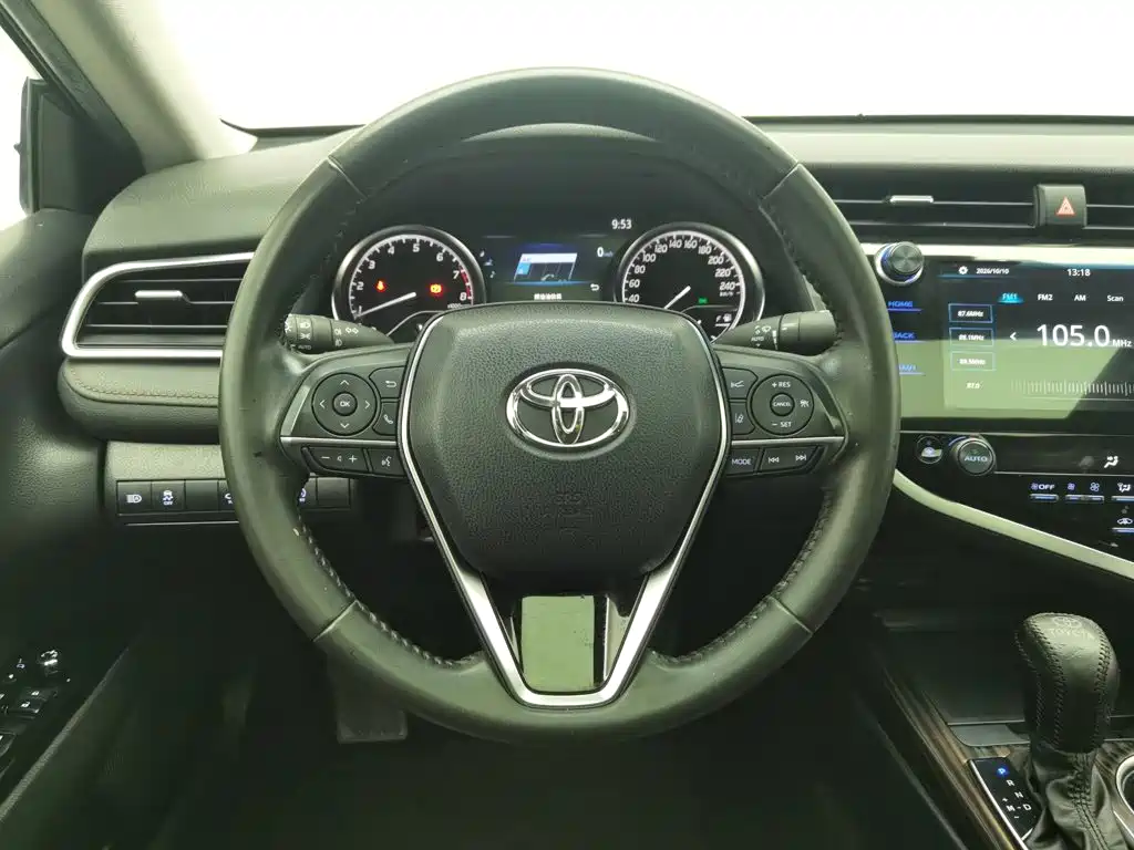 Фото 11 - Toyota Camry