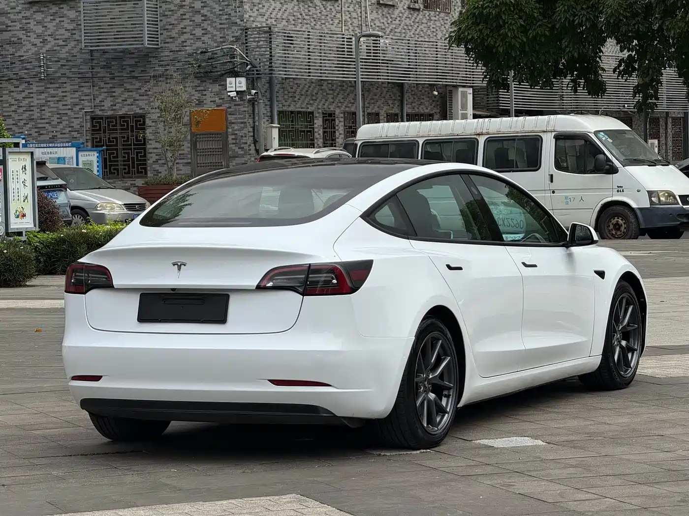 TESLA MODEL 3
