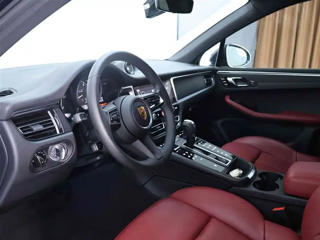 PORSCHE MACAN