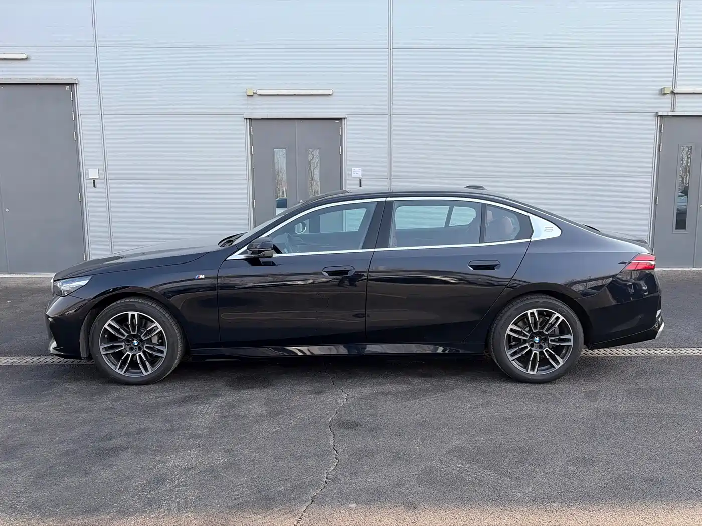 BMW 5 Series 2025 530Li Leading M Sport Package фото 9