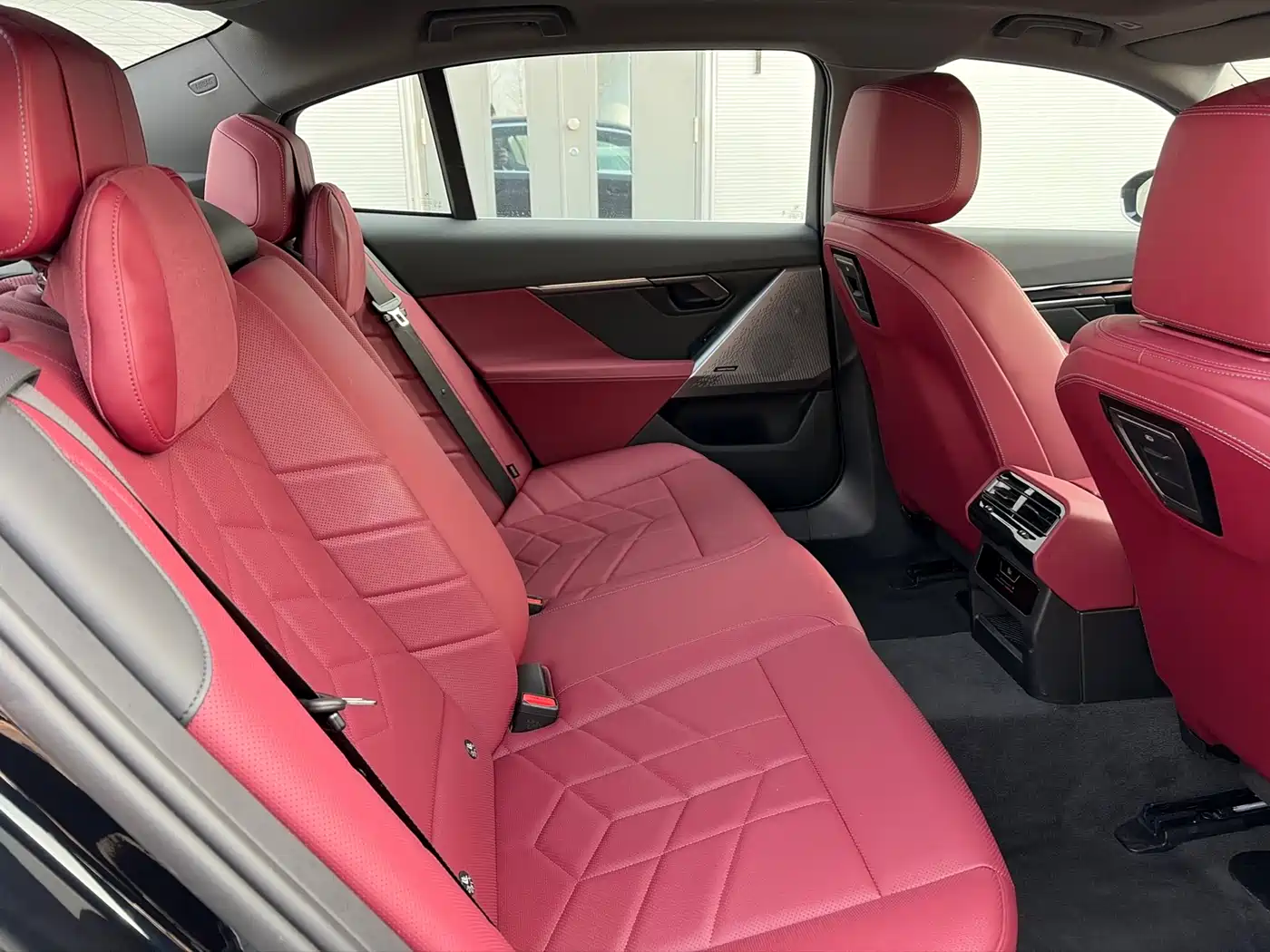 BMW 5 Series 2025 530Li Leading M Sport Package фото 4