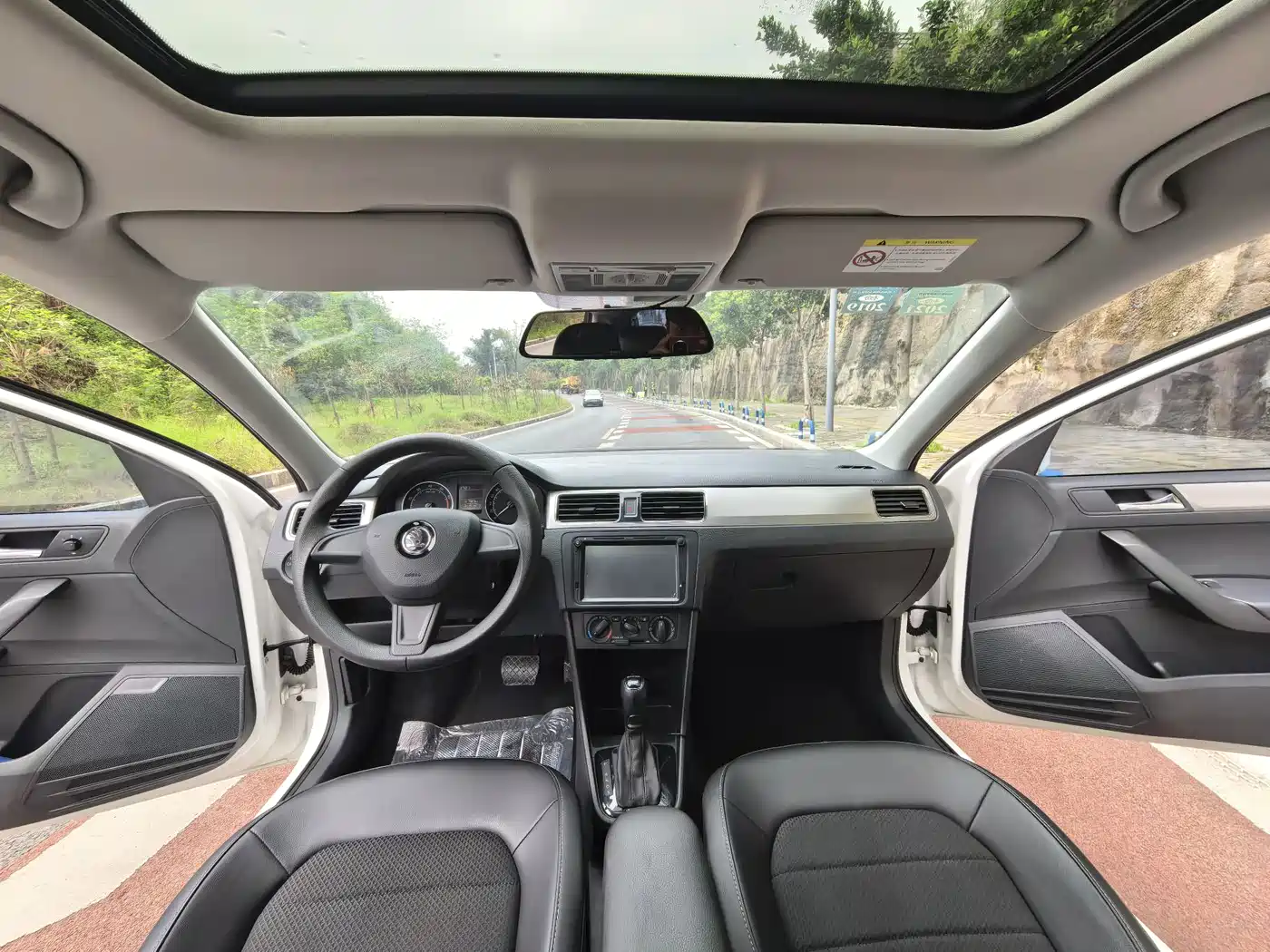 Škoda Skoda Rapid Spaceback 2016 Facelift 1.6L Automatic Innovation Edition фото 9