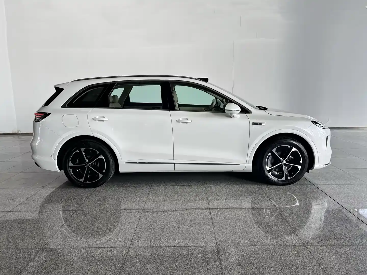 Photo 3 - Shangjie SUV