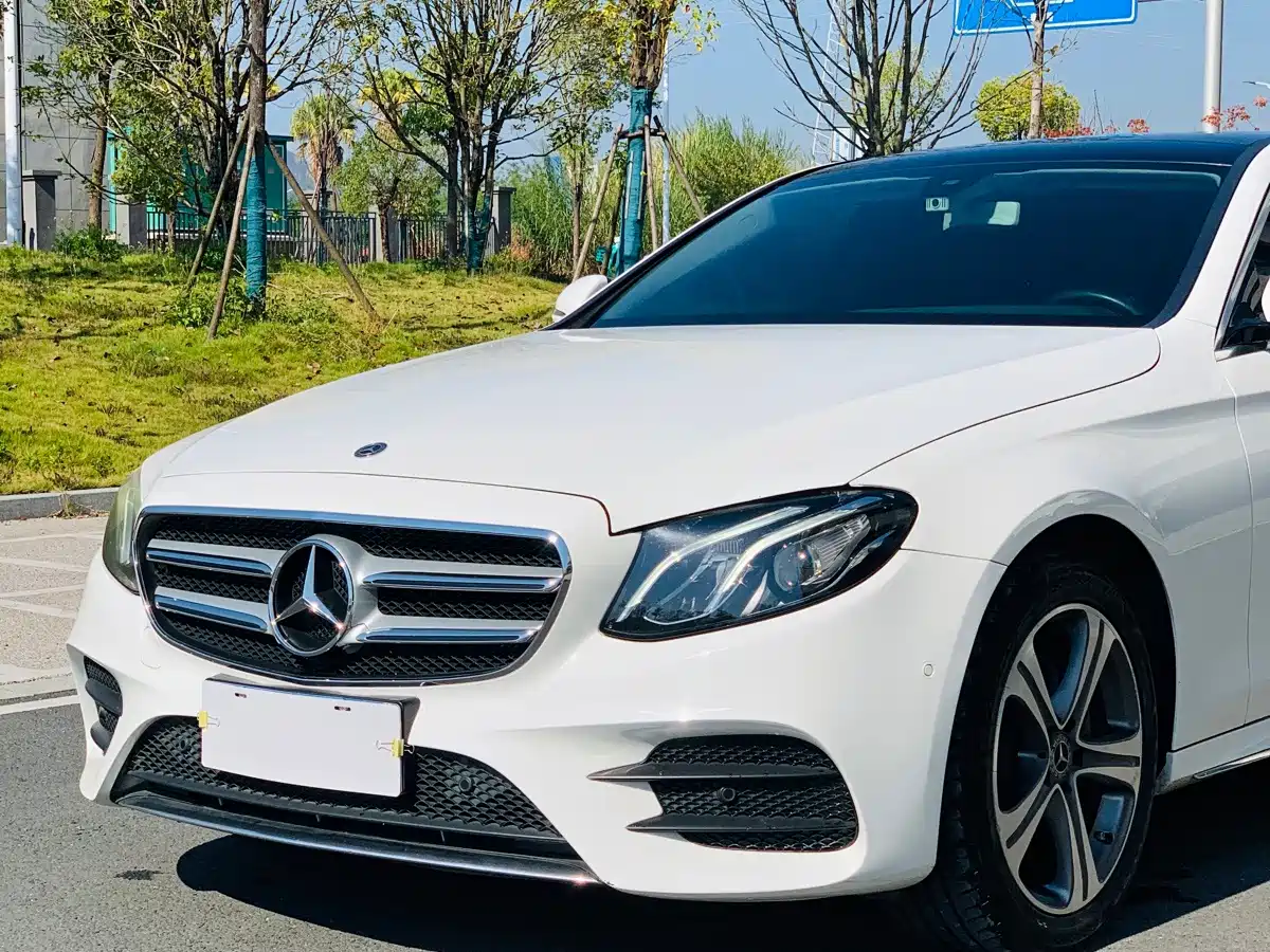 Фото 8 - Mercedes-Benz E-Class