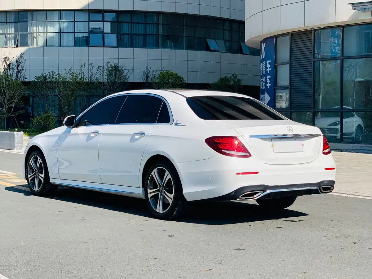 Фото 5 - Mercedes-Benz E-Class