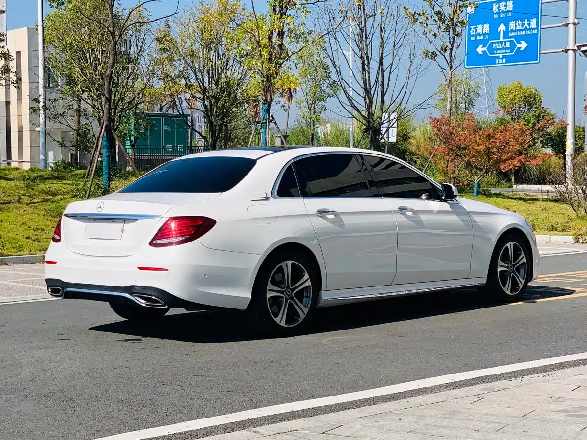 Фото 7 - Mercedes-Benz E-Class