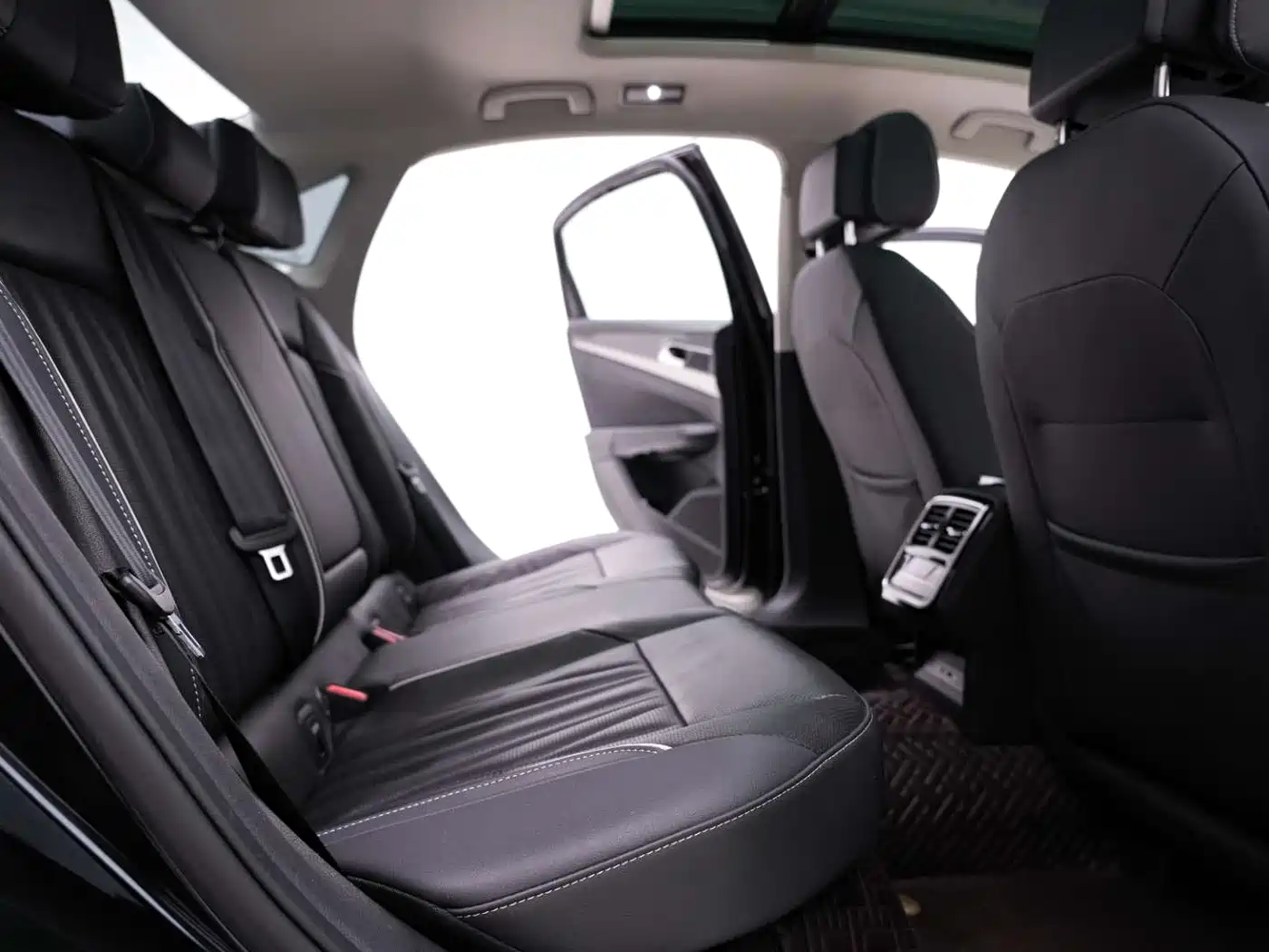 Volkswagen Passat 2023 Facelift 330TSI Starlight Luxury Edition фото 25
