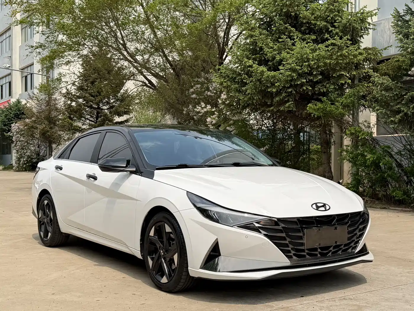 Hyundai Elantra 2022 1.5L CVT LUX Premium Edition фото 3