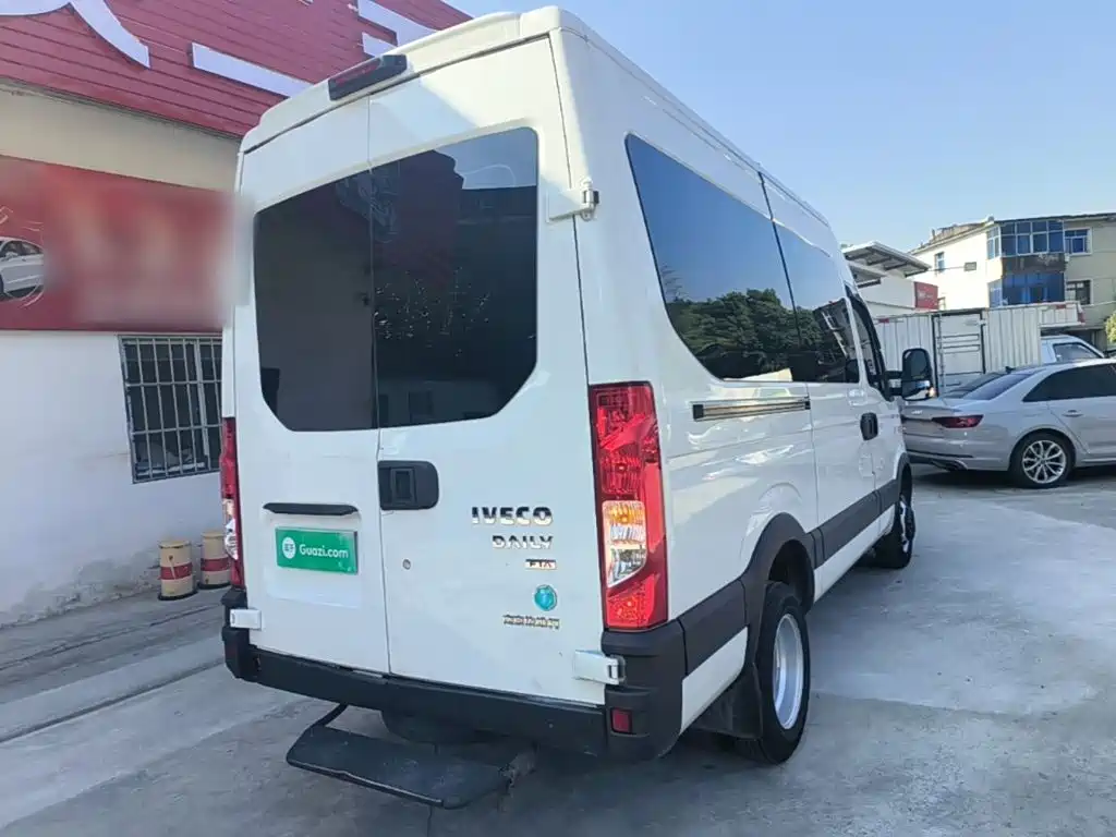 Iveco Daily 2022 2021 2.0T Manual Chaorui Long Wheelbase Short Overhang High Roof Sliding Door F1A