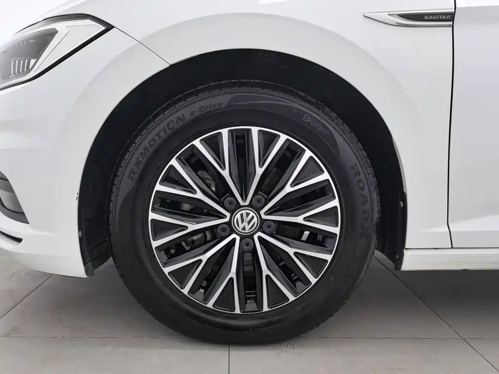 صورة 17 - Volkswagen Sagitar