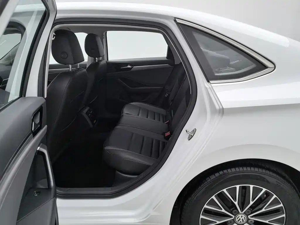 صورة 15 - Volkswagen Sagitar