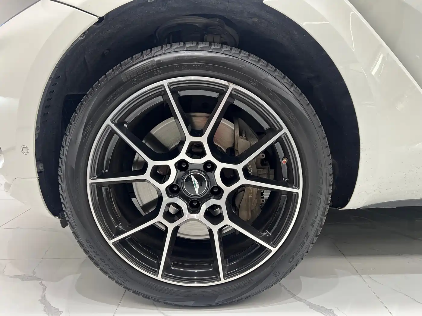 Aston Martin DBX 2021 4.0T V8 Flawless Flame фото 18