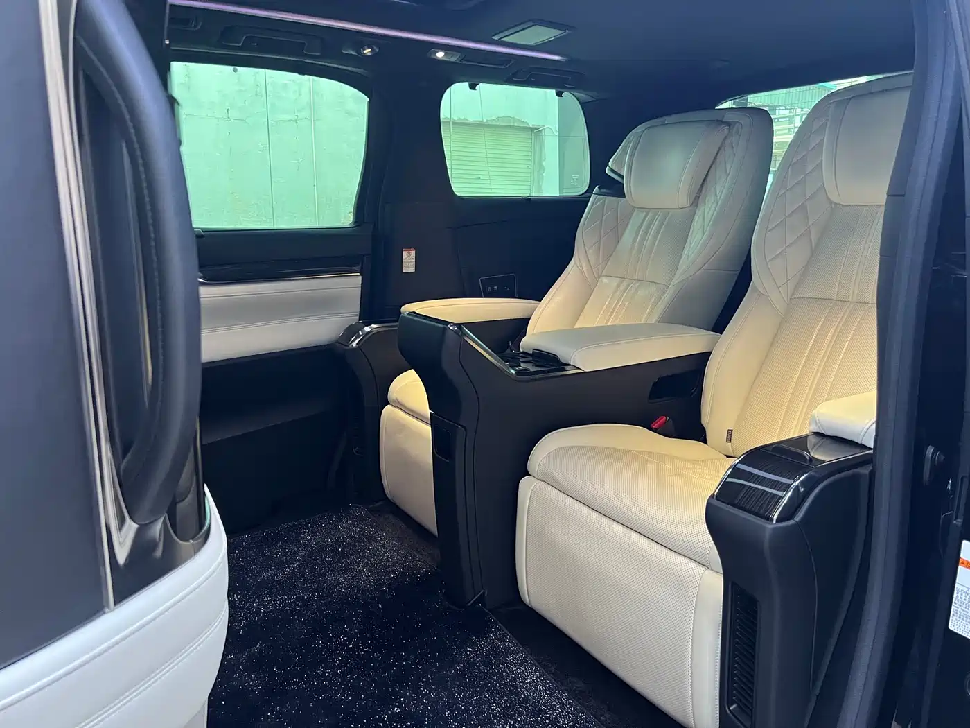 Lexus LM 2020 300h 4-Seat Imperial Edition фото 13