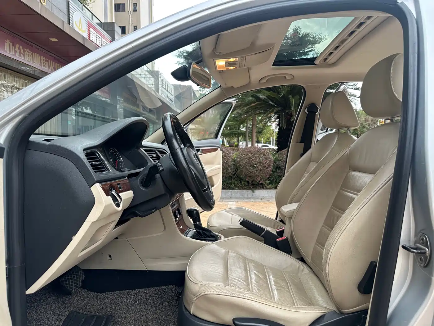 Volkswagen Lavida 2013 Model 1.4TSI DSG Luxury фото 4