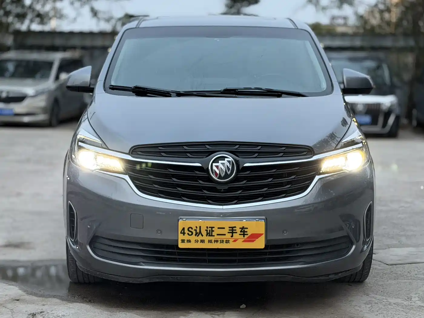 Photo 2 - Buick GL8