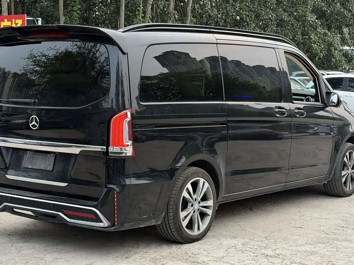 صورة 3 - Mercedes-Benz V-Class