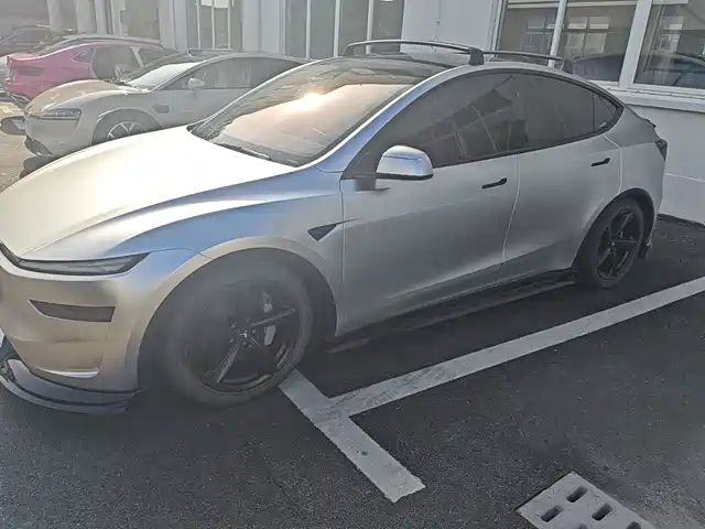 Tesla Model Y 2025