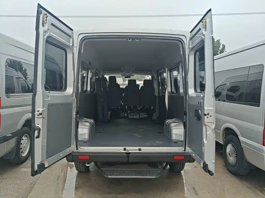 Dongfeng Yufeng Yufeng 2026 2023 V9+ 2.0T Manual FWD Multi-purpose Medium Wheelbase Medium Roof 7/8/9 Seater