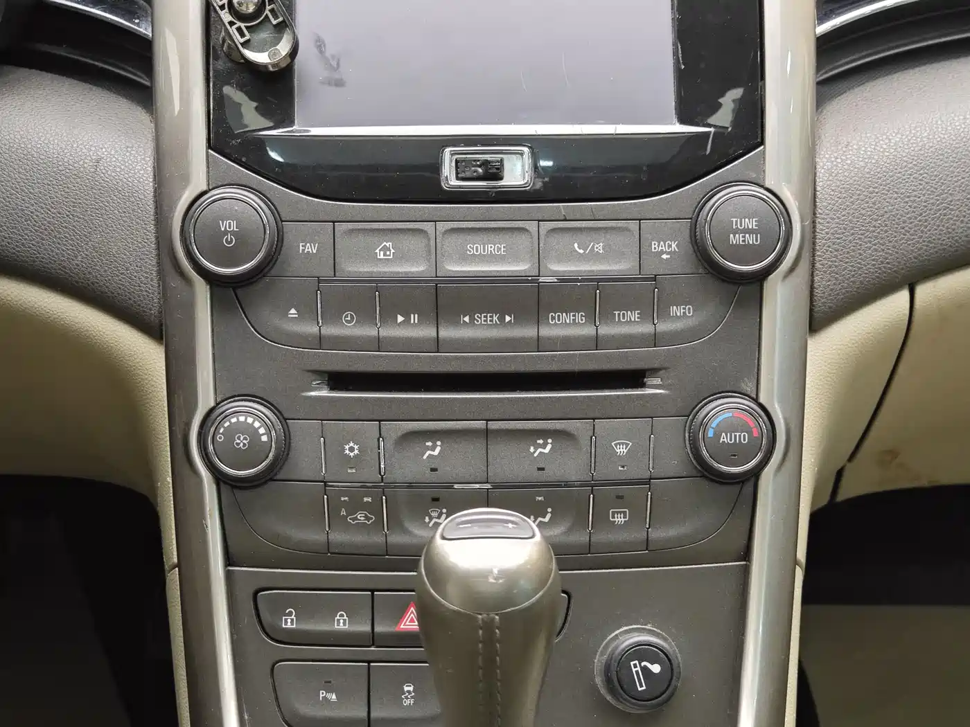 Chevrolet Malibu 2013 2.0L Automatic Luxury Edition фото 16