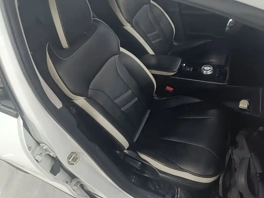 Фото 25 - Geely Geometry E Firefly