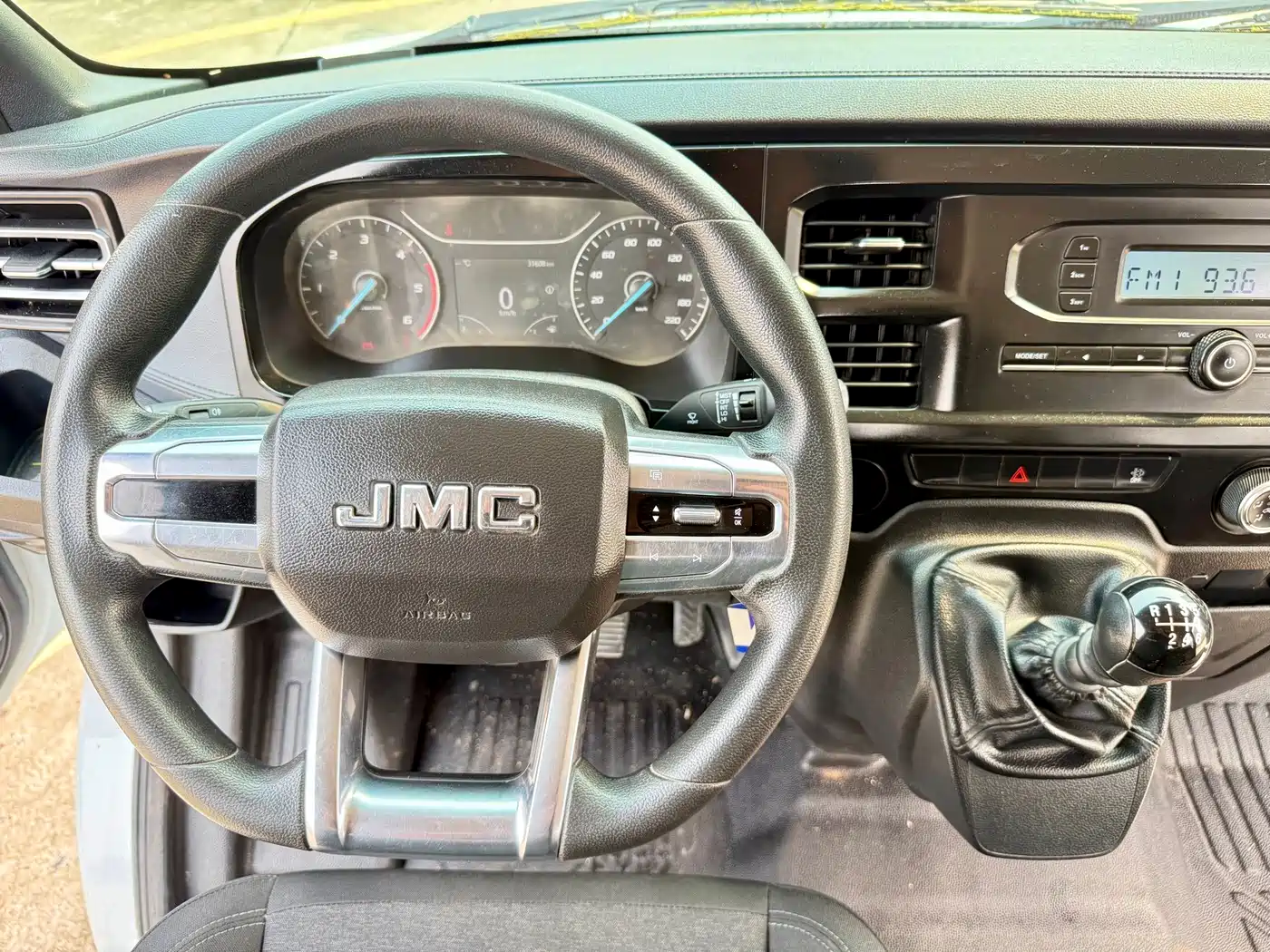 Jiangling JMC Fushun 2025 2025 Model 2.0T 6MT Diesel Short Wheelbase Medium Roof Commercial MPV 5/6 Seats