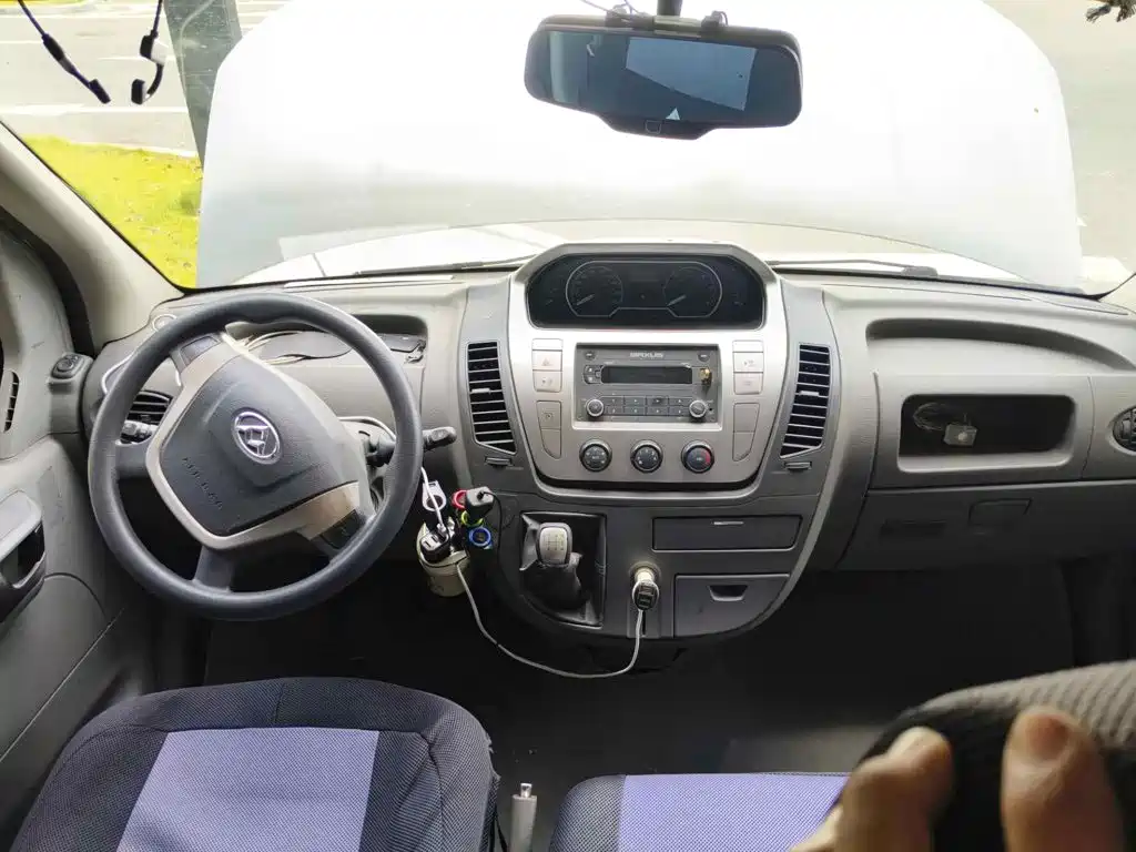 SAIC Maxus Xintu V80 2016 2017 2.5T 6-speed manual Aoyun Tong China V short wheelbase medium roof 5/6/10 seats