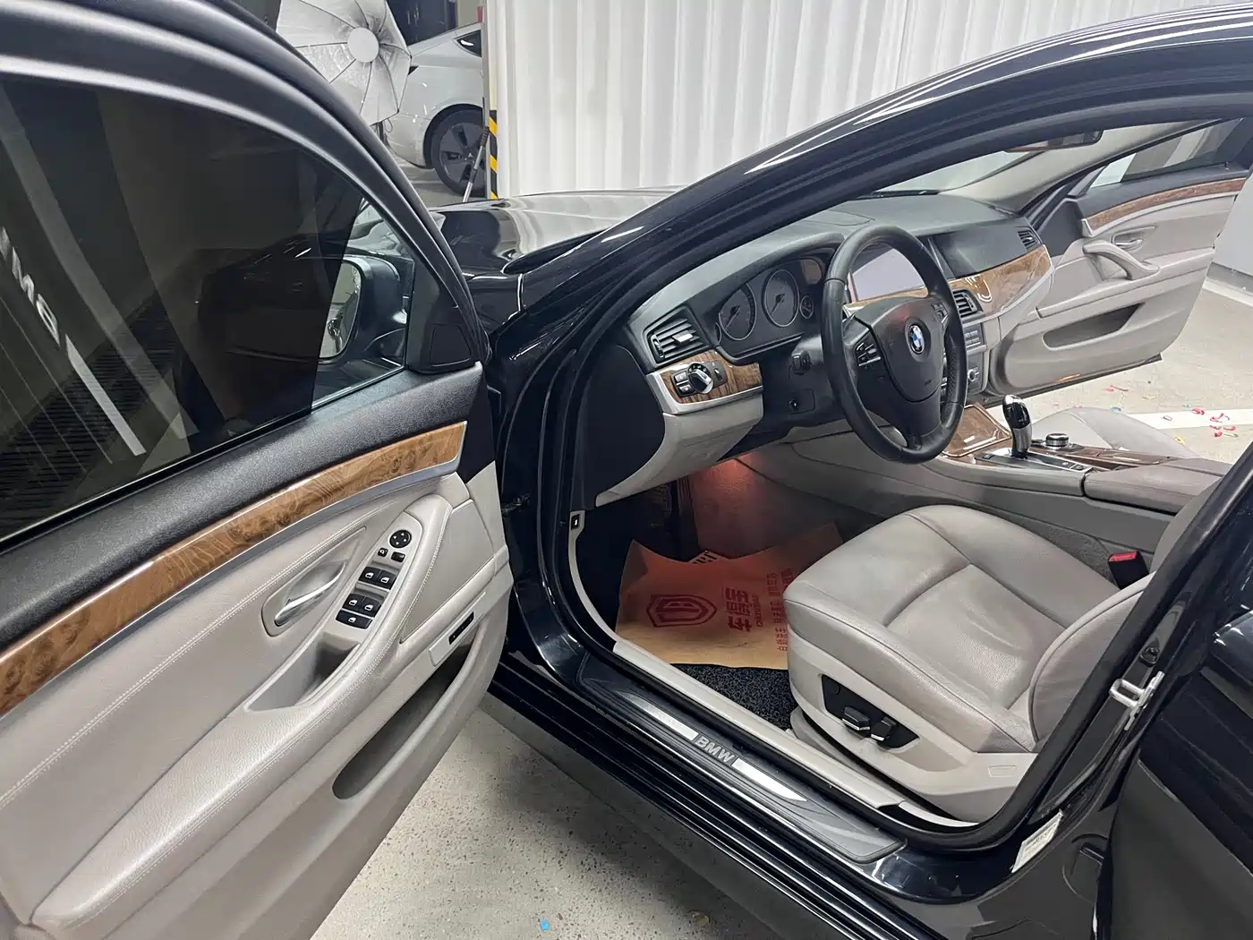BMW 5 Series 2011 528Li Leading фото 7