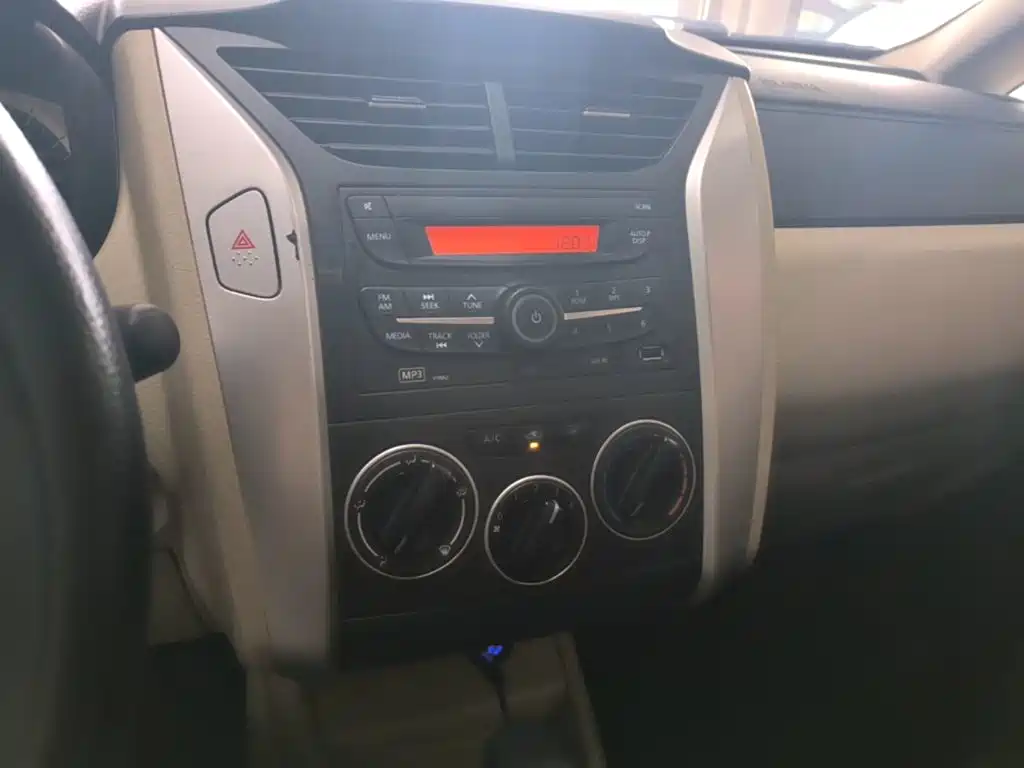 Venucia R50 2014 2014 1.6L Automatic Exciting Edition
