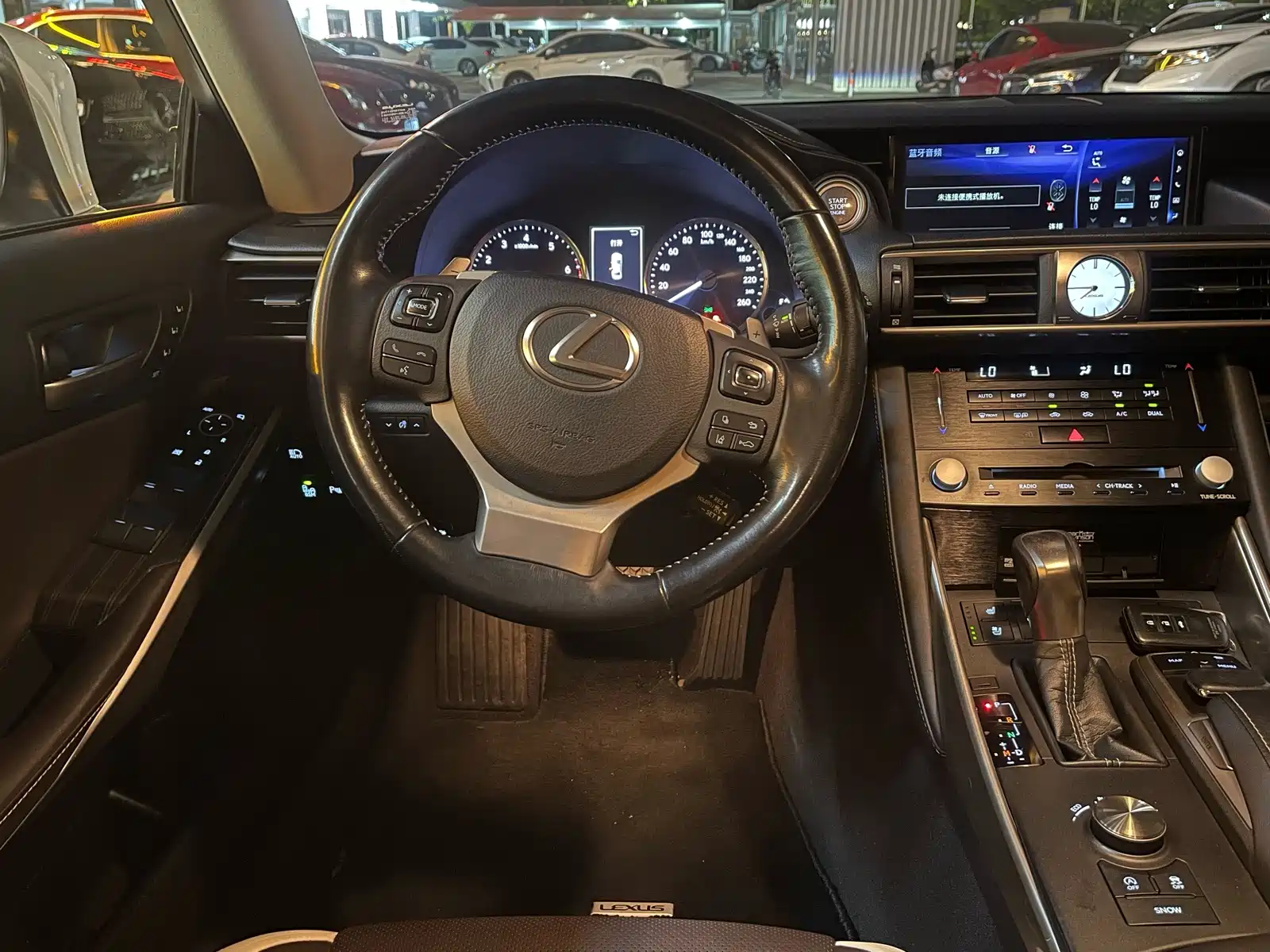 Photo 8 - Lexus IS