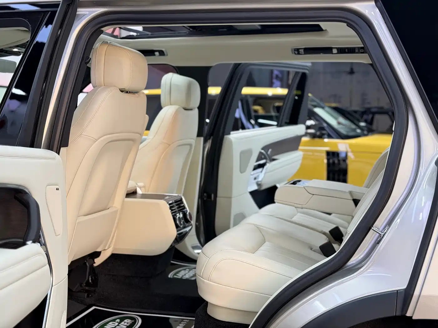 Land Rover Range Rover 2025 2025 3.0 L6 400PS Flourishing Era Extended Wheelbase