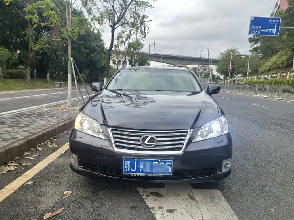 Фото 2 - Lexus ES