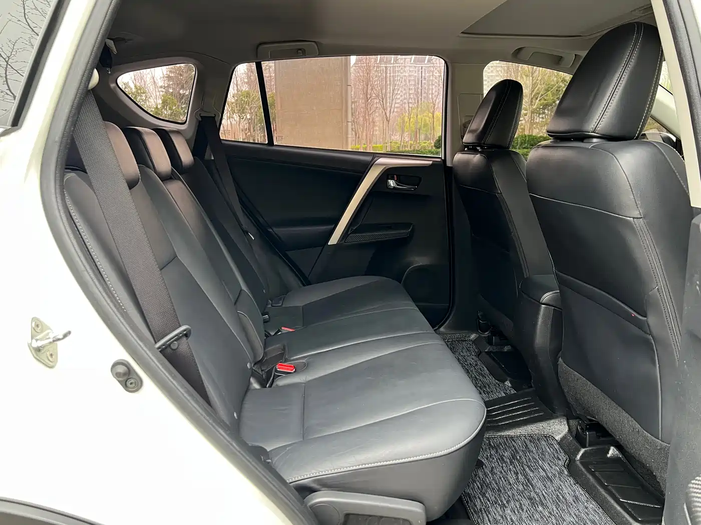 Toyota RAV4 Rongfang 2015 2.0L CVT 4WD Pioneer Edition фото 9