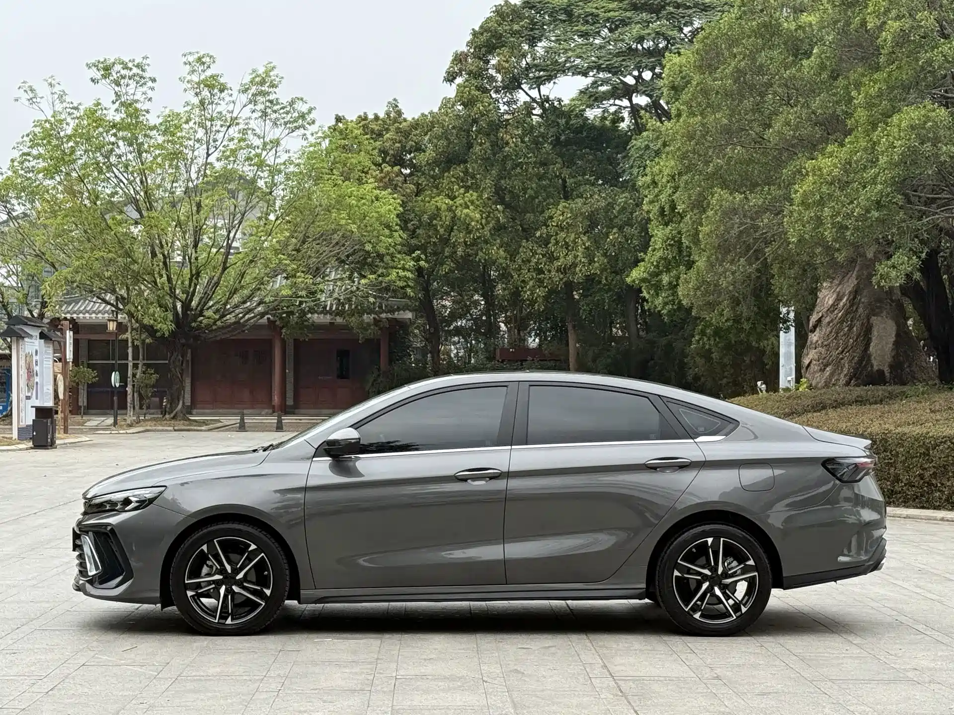 Фото 10 - Geely Binrui