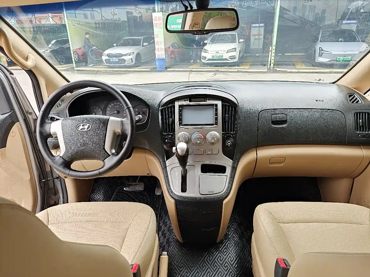 Hyundai H-1 Grand Starex 2011 2.4L Luxury Edition фото 6