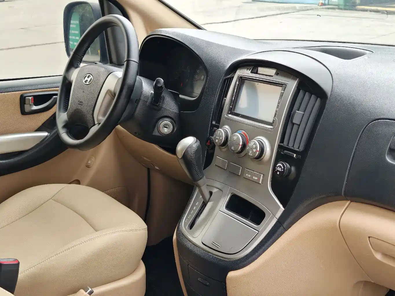 Hyundai H-1 Grand Starex 2011 2.4L Luxury Edition фото 13