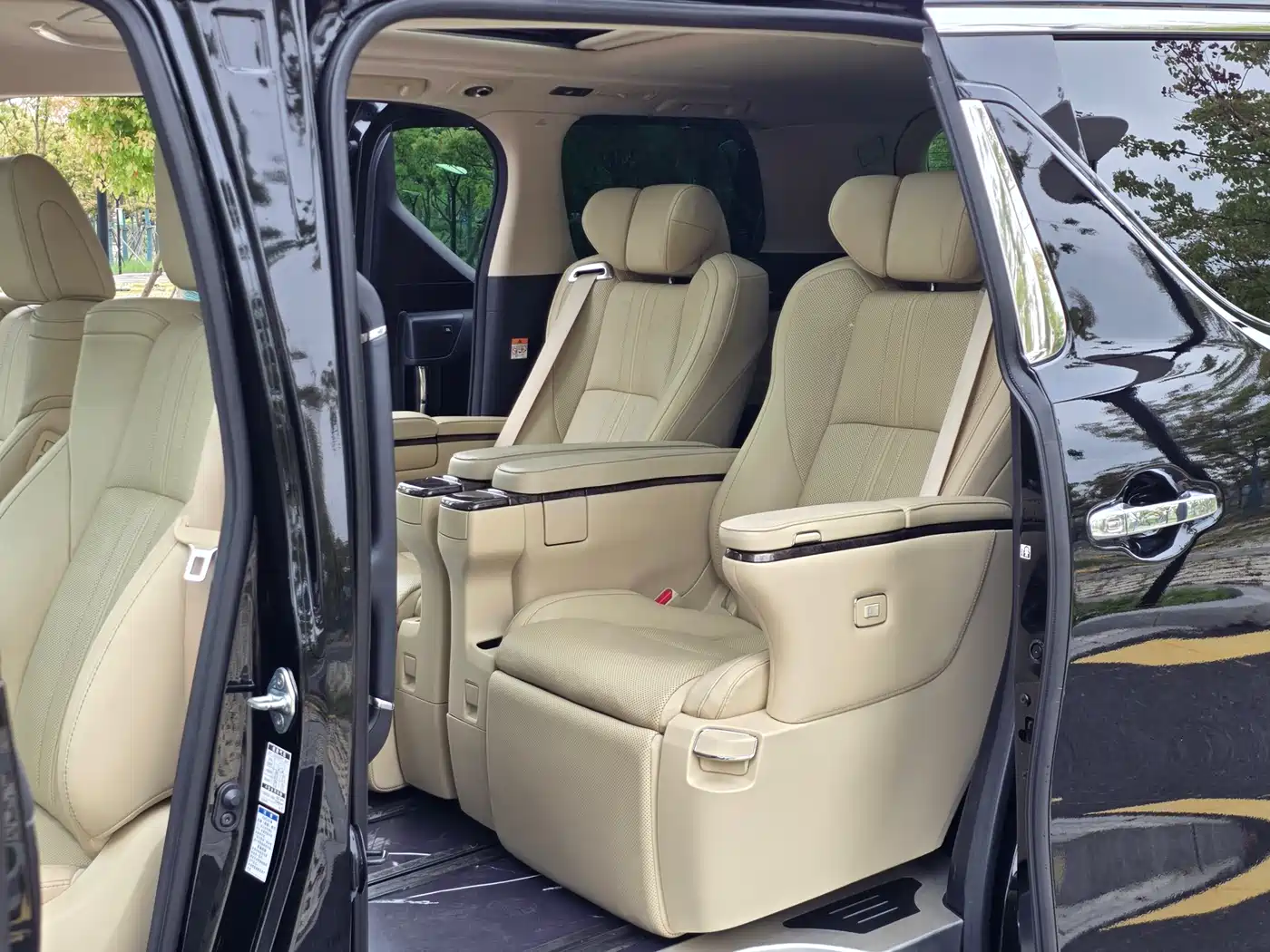 Toyota Alphard 2021 Hybrid 2.5L Premium фото 11