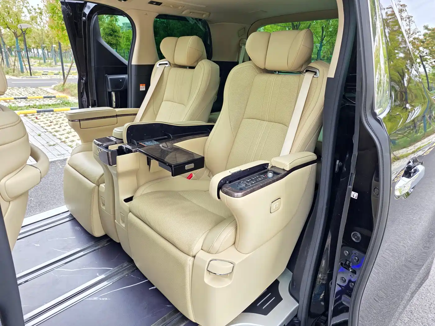 Toyota Alphard 2021 Hybrid 2.5L Premium фото 12