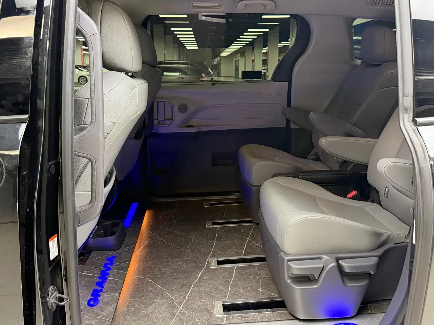 Toyota Granvia 2023 2.5L Hybrid Comfort Edition фото 12