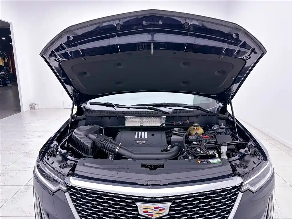 CADILLAC XT6
