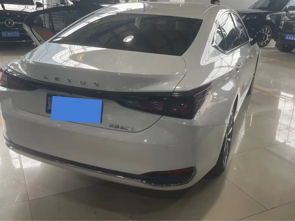 Фото 9 - Lexus ES