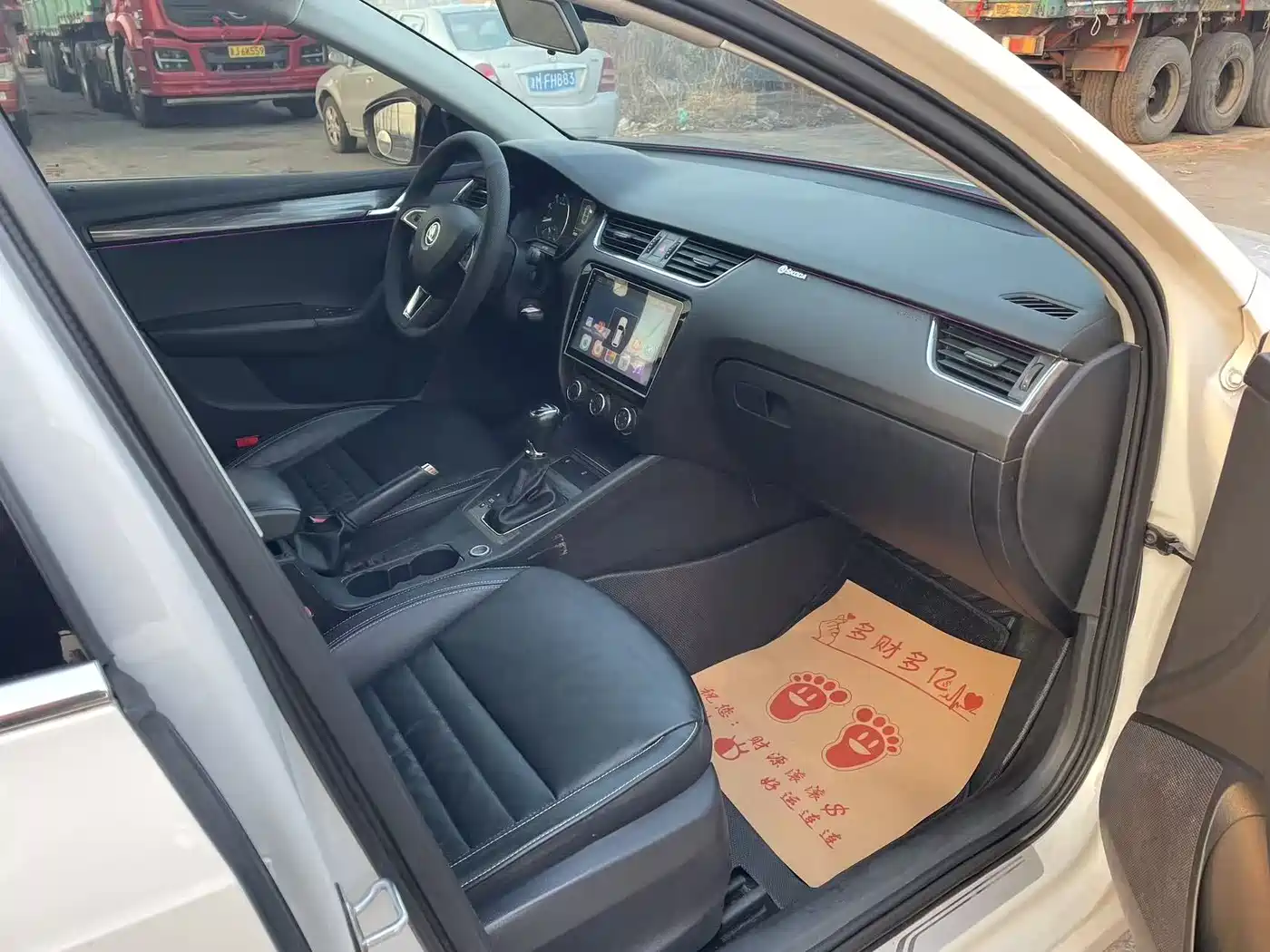 Škoda Octavia 2017 1.6L Auto QianXing фото 10