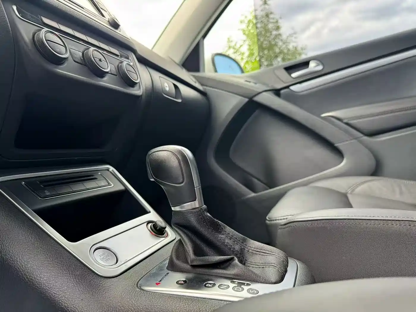 Volkswagen Tiguan 2015 2.0TSI Automatic 4WD Luxury фото 6