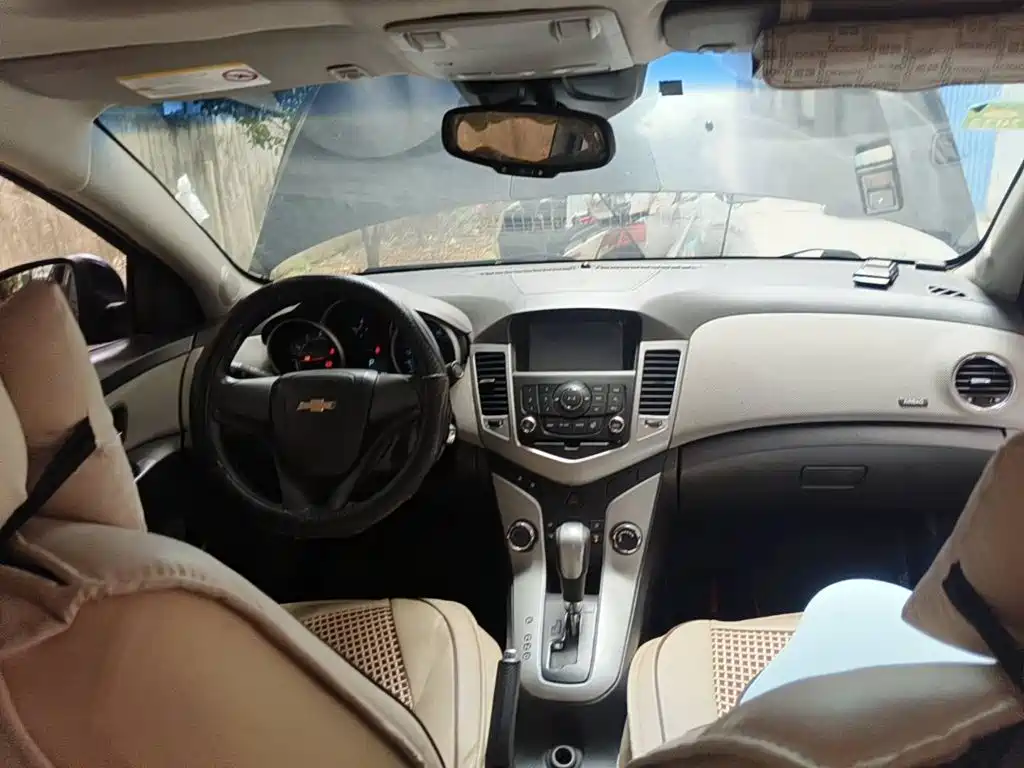 Photo 12 - Chevrolet Cruze