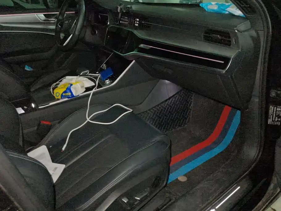 Фото 8 - Audi A6L