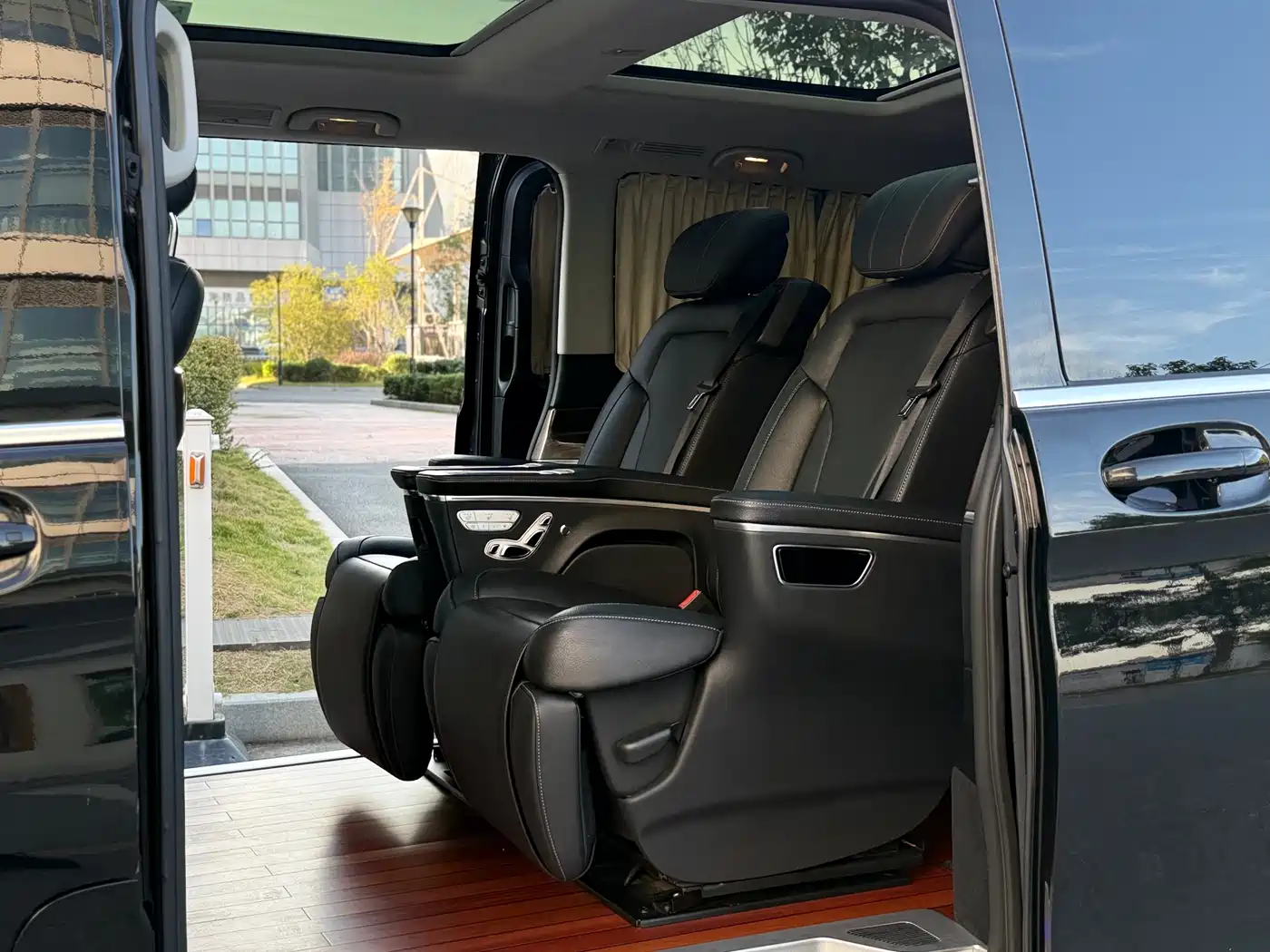 Mercedes-Benz V-Class 2022 V 260 L Long Wheelbase Luxury Edition фото 11