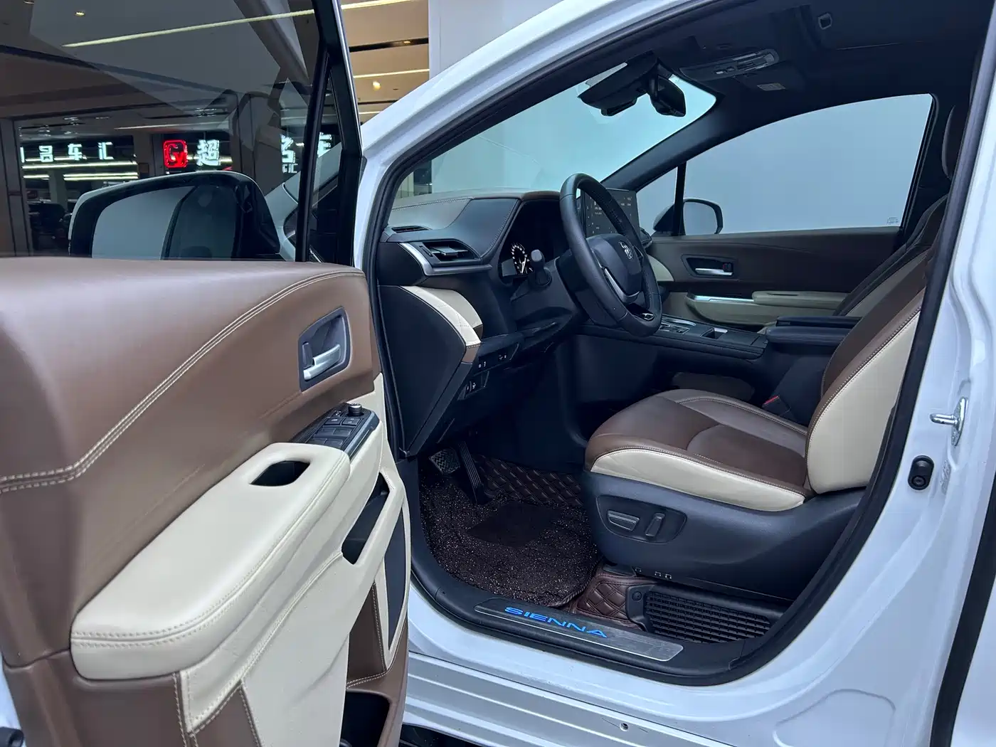 Toyota Sienna 2021 2.5L Hybrid Premium Edition фото 9