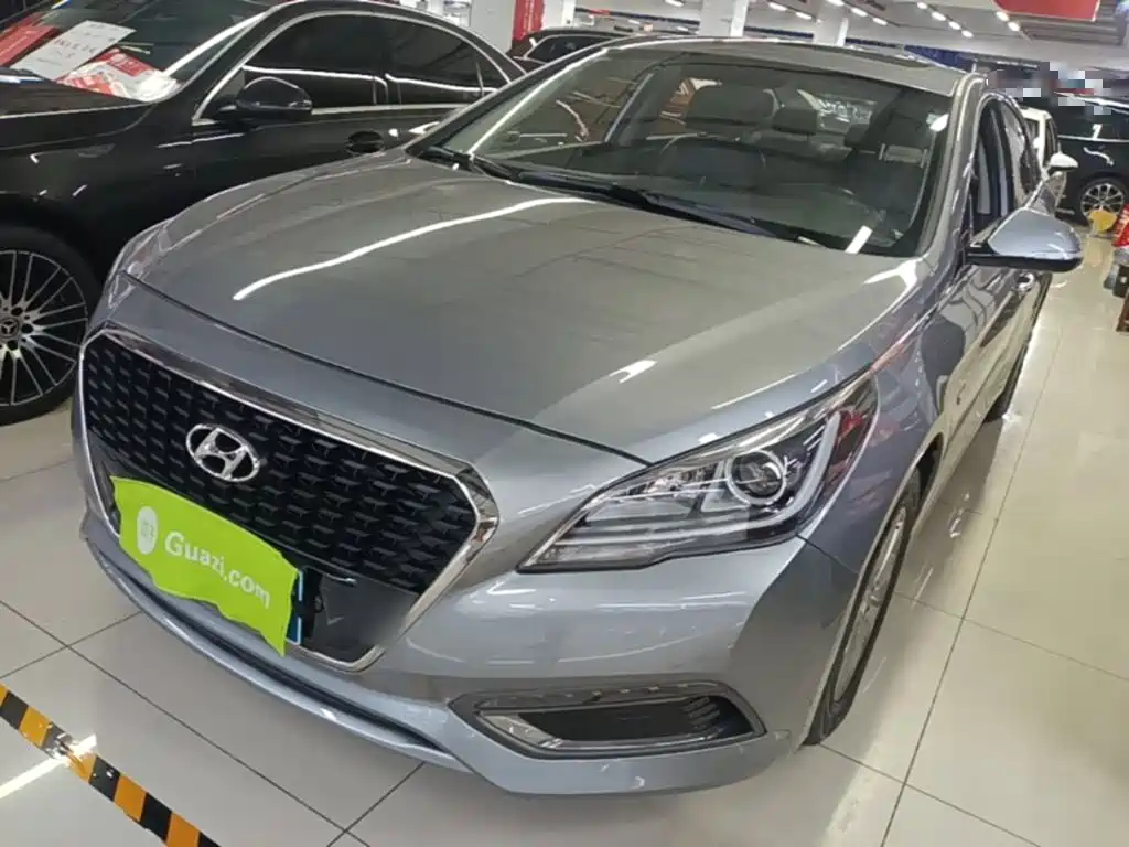 Photo 2 - Hyundai Sonata