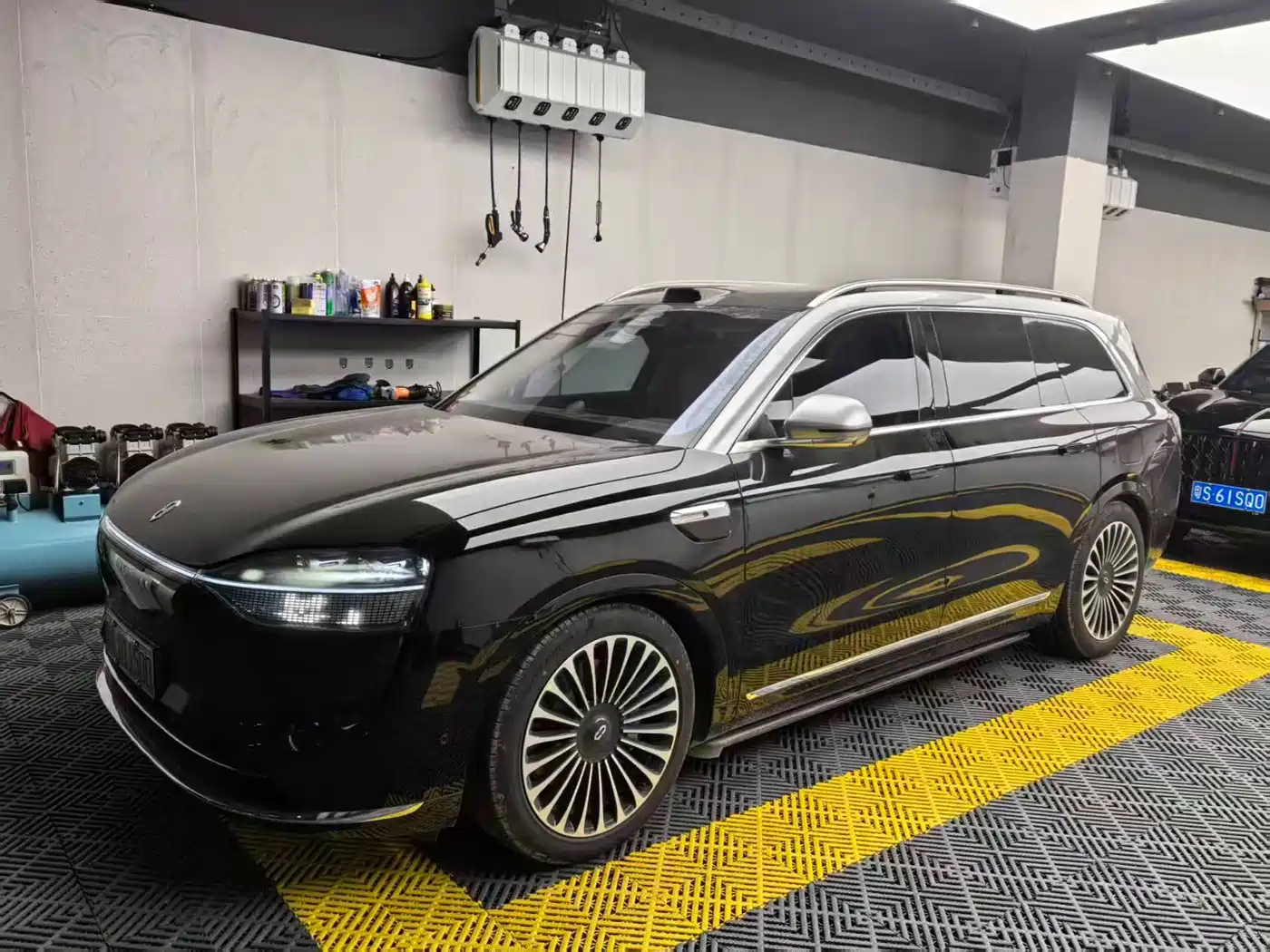AITO Wenjie AITO M9 2025 Extended Range Ultra 52kWh 6-Seater фото 2